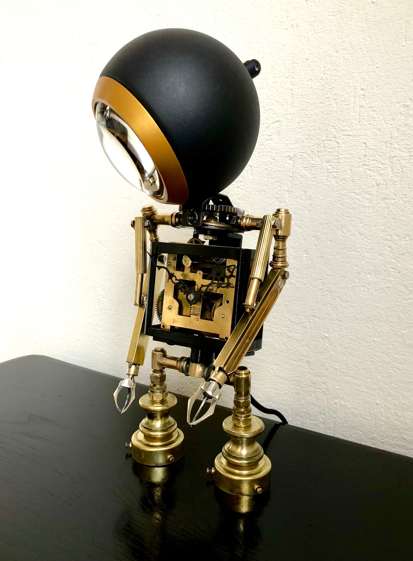 Marvin de depressieve robot lamp