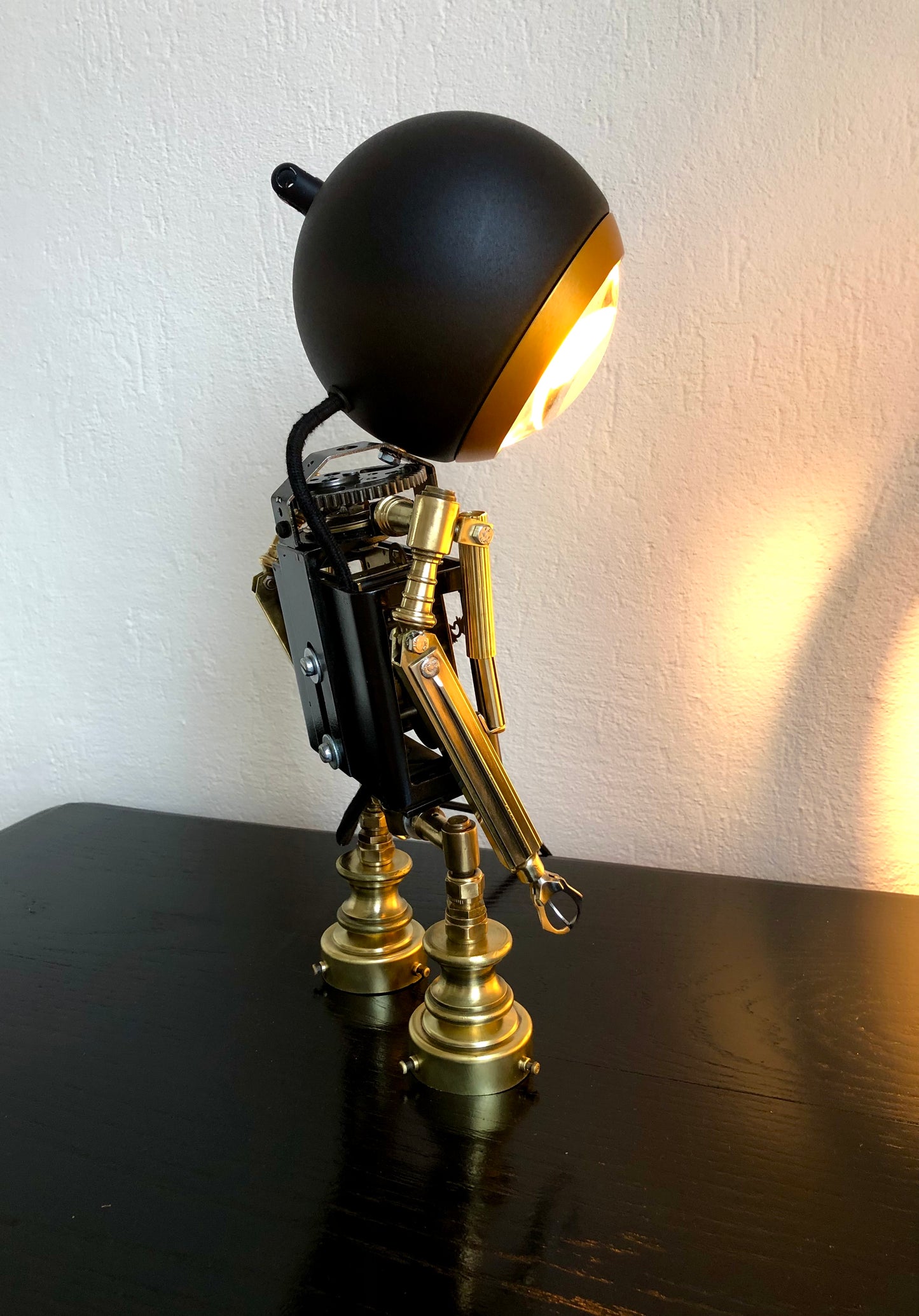 Marvin de depressieve robot lamp